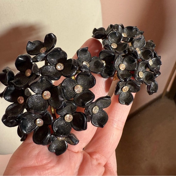 vintage 1940's retro black plastic lucite Flower cluster Oversized Earrings - Picture 3 of 14